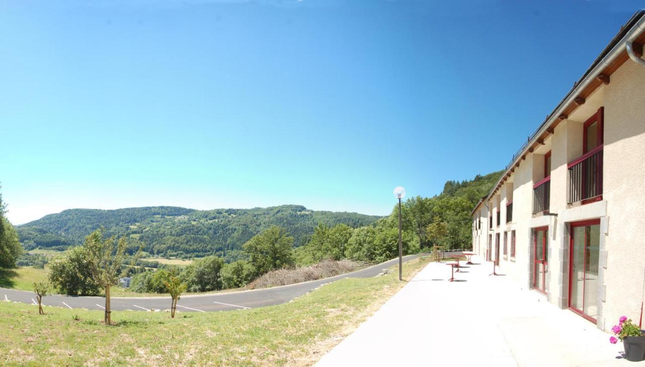 Gite Du Haut Cantal - Appartements Meubles Avec Kitchenette Et Chambres Sans Kitchenette Condat  Exterior photo