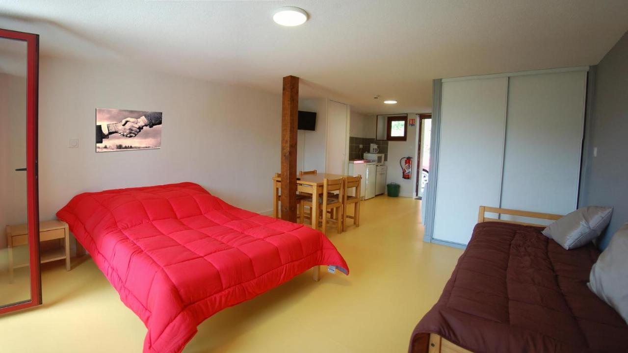 Gite Du Haut Cantal - Appartements Meubles Avec Kitchenette Et Chambres Sans Kitchenette Condat  Exterior photo